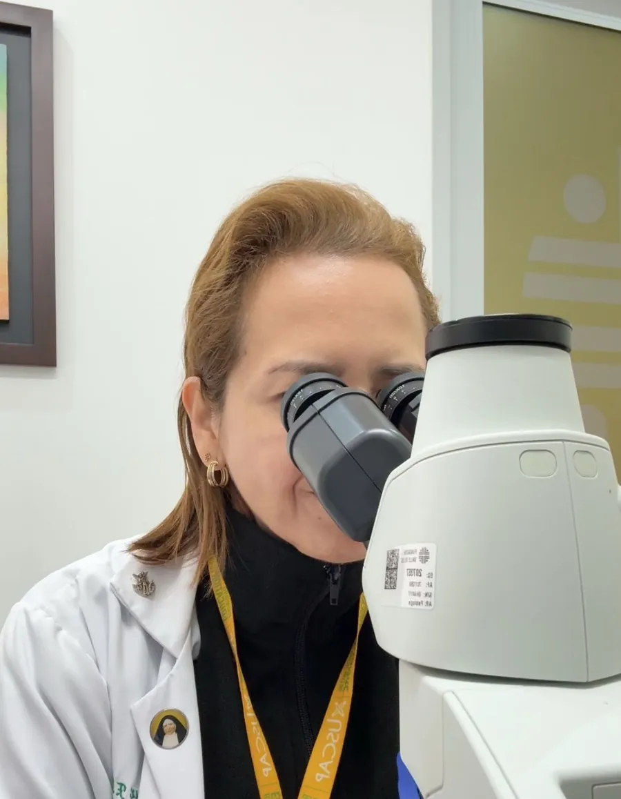 La doctora Sua observando una muestra con el microscopio